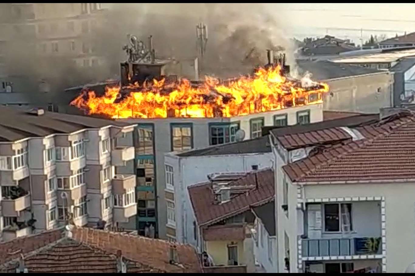 Küçükçekmece'de korkutan yangın Küçükçekmece'de korkutan yangın